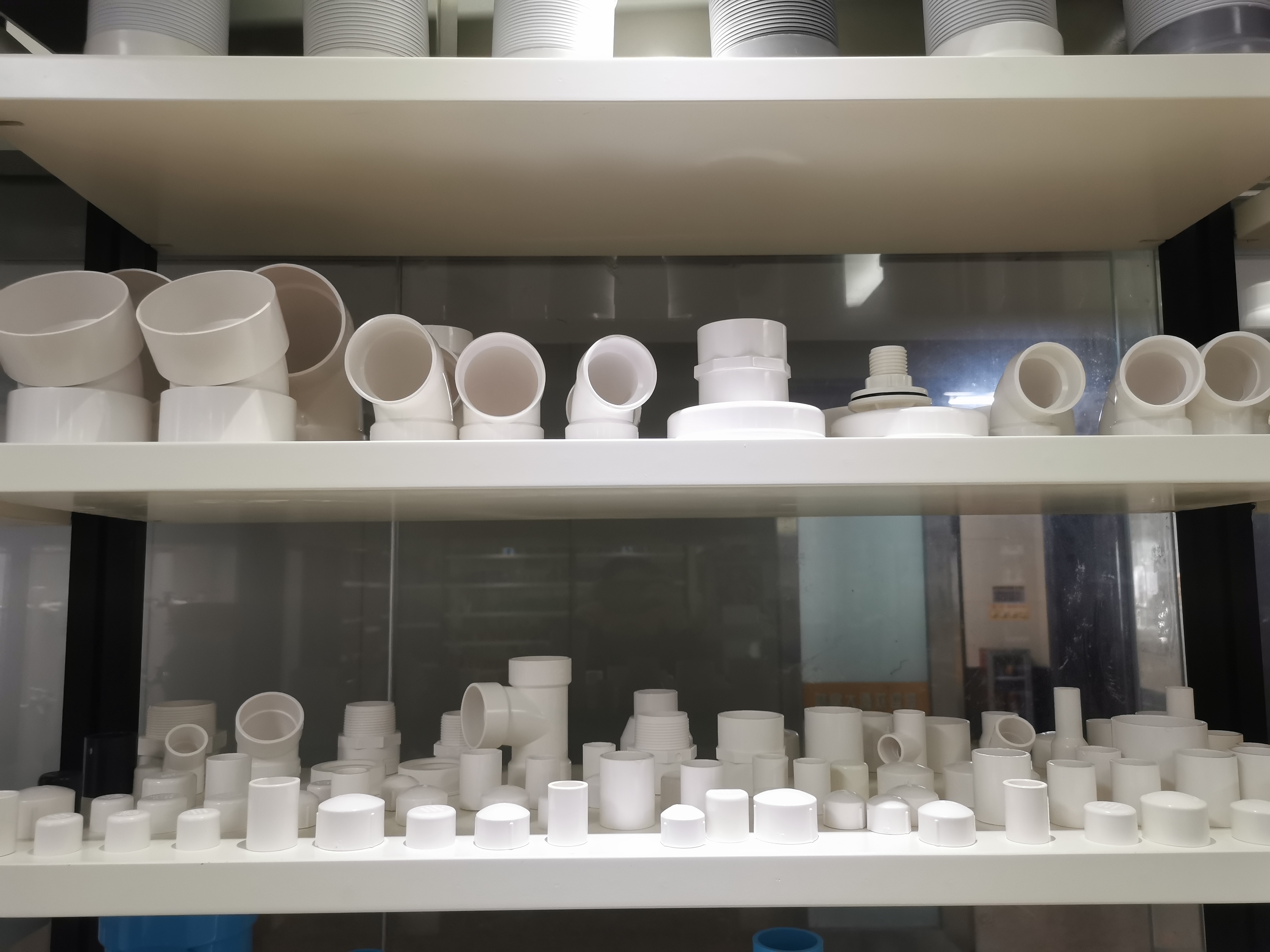 Exibição de amostra de acessórios para tubos de PVC branco